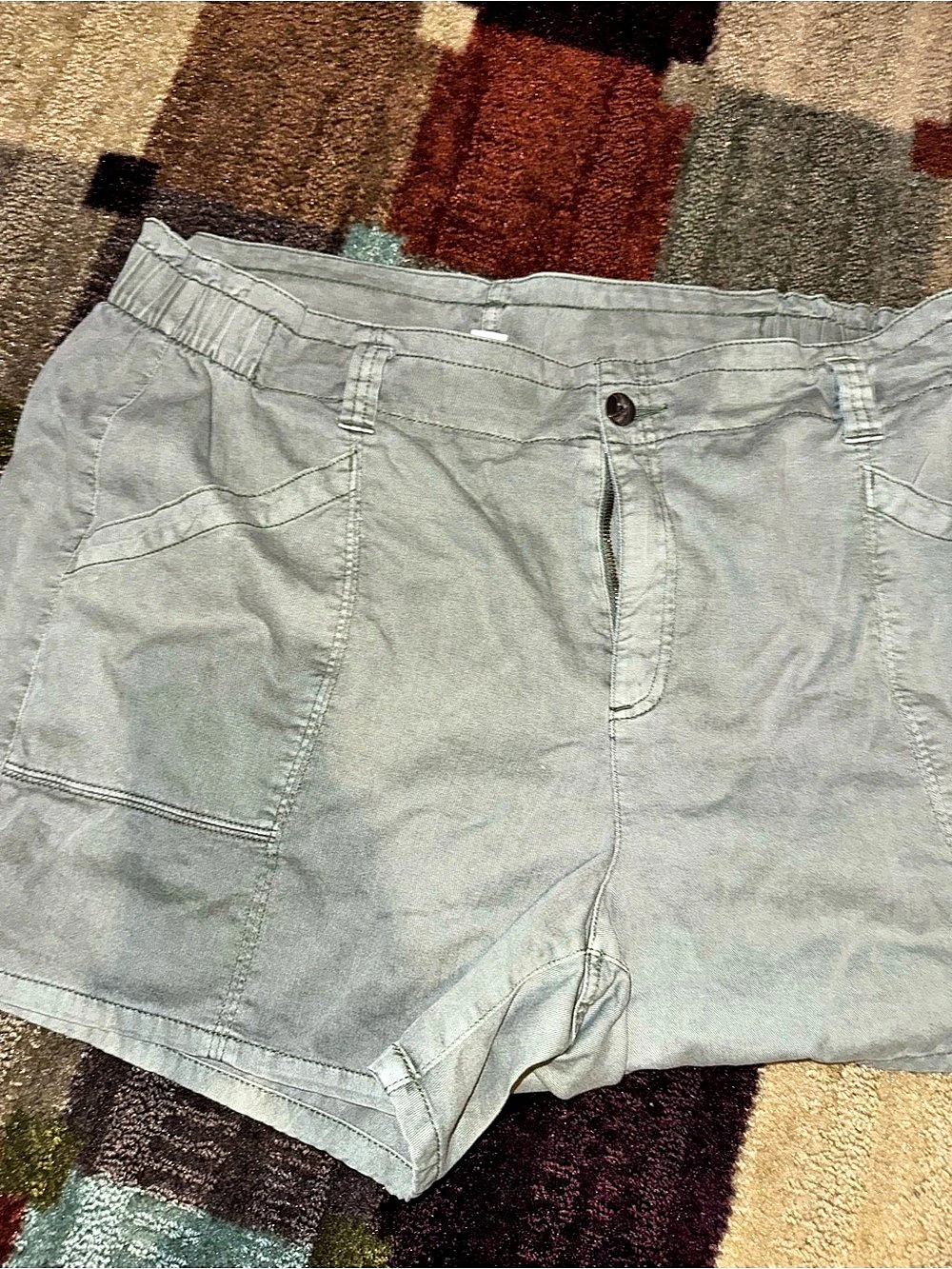 Old Navy  Shorts in Green Size XL